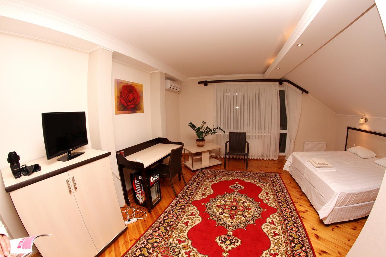 Uyut Otel Çernigiv Dış mekan fotoğraf